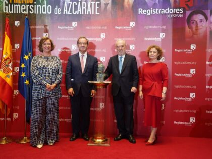 Los registradores entregan el Premio Gumersindo de Azcárate a la Real Academia Española