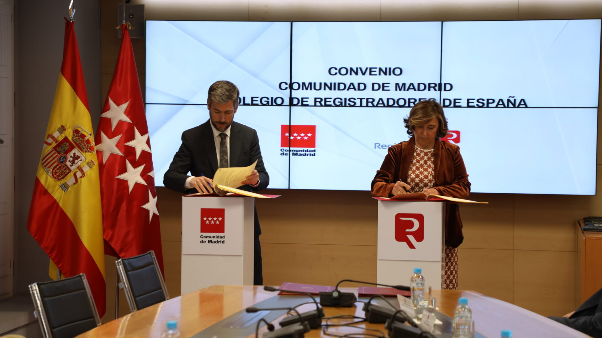 La Comunidad de Madrid acuerda con los registradores acercar su labor a los ayuntamientos para mejorar su gestión
